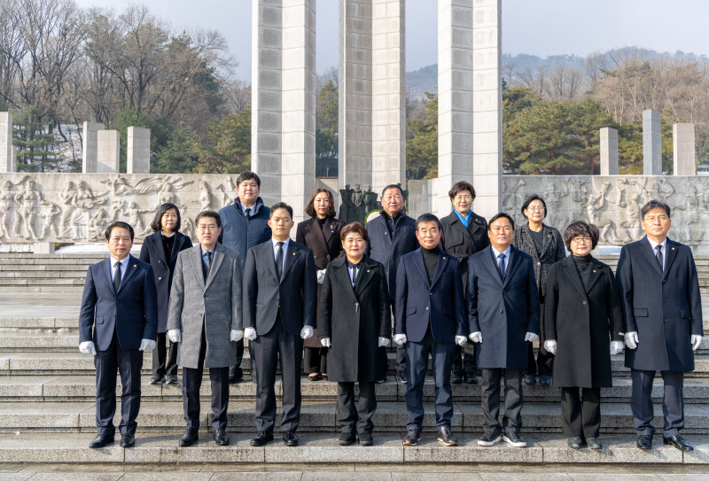 '강북구의회, 국립4.19민주묘지 찾아 참배' 게시글의 사진(1) '(게시)250106 2025년 강북구의회 시무식 (132).jpg'