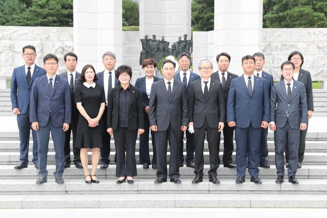 제8대 강북구의회, 개원식 대신 국립4.19민주 묘지 참배