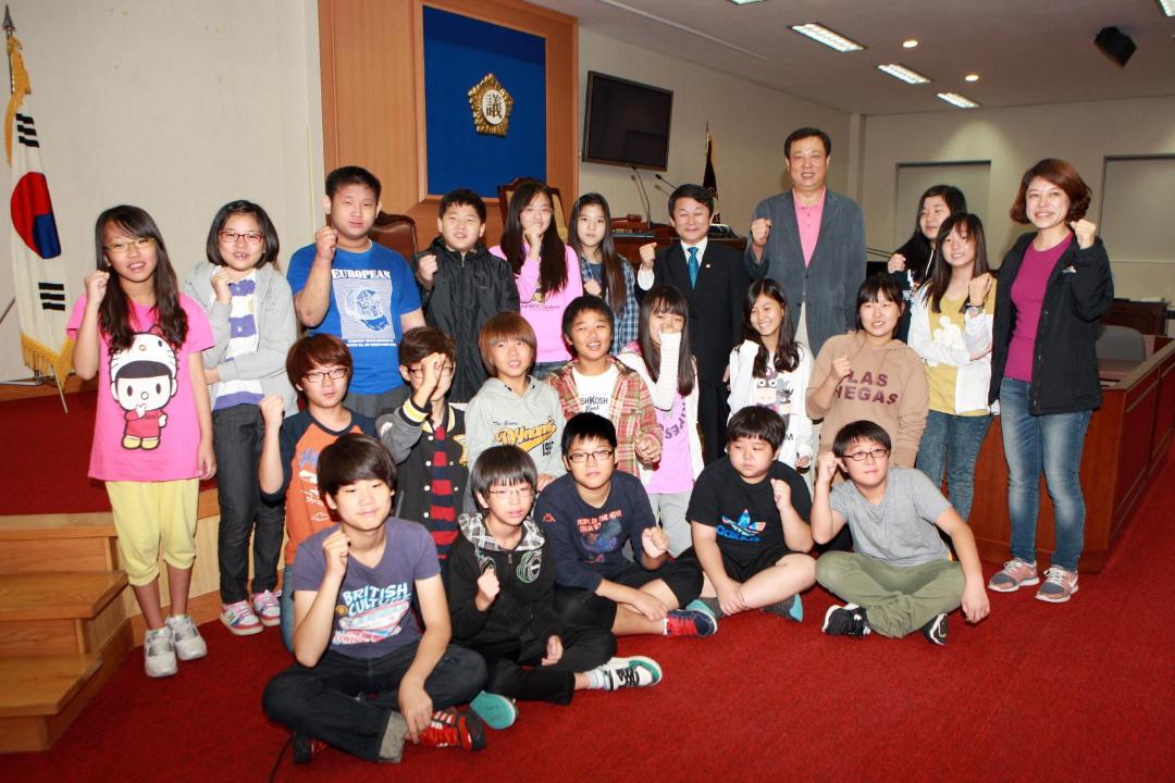 '2012년도 유현초등학교 6학년 학생 견학' 게시글의 사진(1) '6학년1반...JPG'