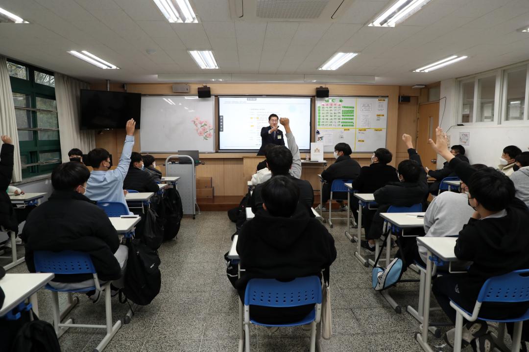 '신일중학교 ‘전문가 초청 진로 특강’ 실시' 게시글의 사진(2) '2.jpg'