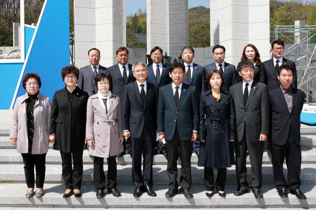 '강북구의회, 국립 4·19 민주묘지 참배' 게시글의 사진(2) '4.19묘지 참배.JPG'
