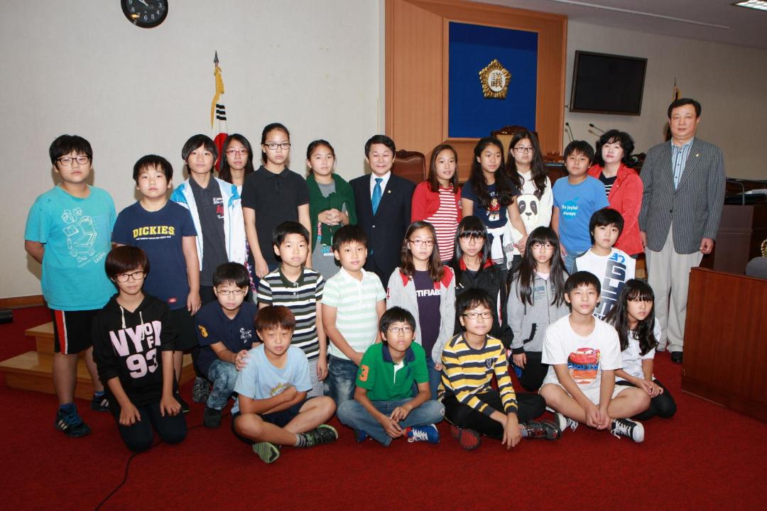'2012년도 유현초등학교 6학년 학생 견학' 게시글의 사진(2) '6학년2반.JPG'