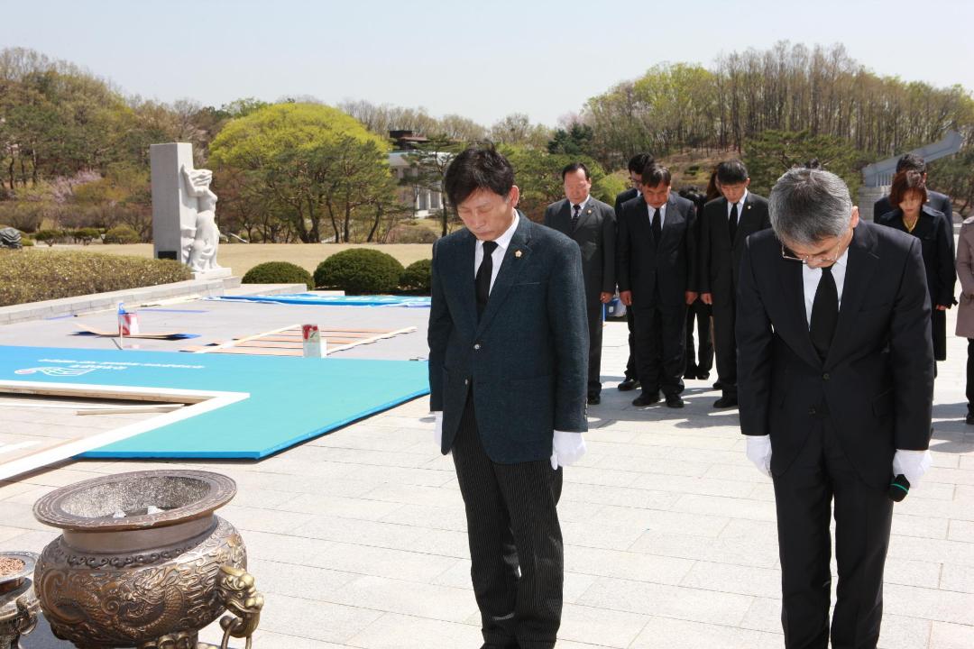 '강북구의회, 국립 4·19 민주묘지 참배' 게시글의 사진(3) '3B9B3386.JPG'