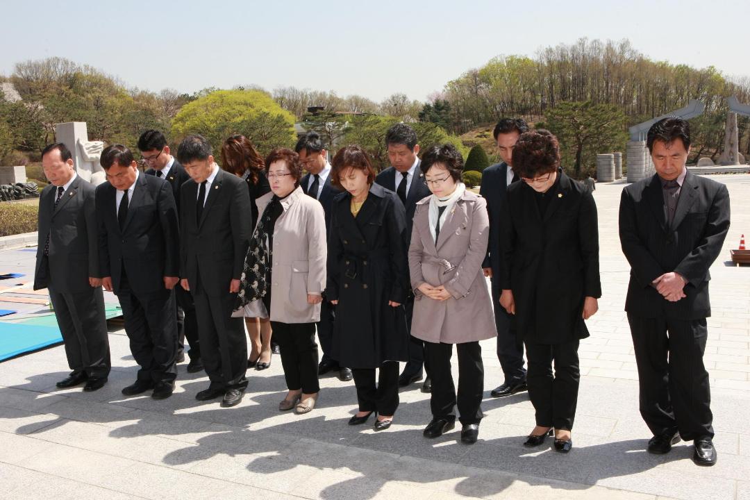 '강북구의회, 국립 4·19 민주묘지 참배' 게시글의 사진(4) '3B9B3384.JPG'