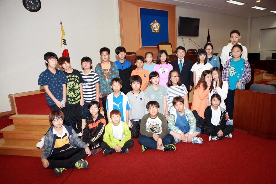 '2012년도 유현초등학교 6학년 학생 견학' 게시글의 사진(3) '6학년3반(1).JPG'